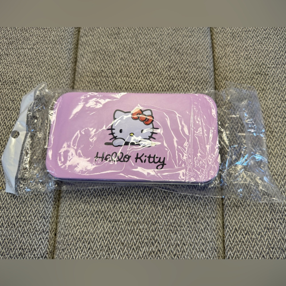 Hello Kitty Makeup Brush Set In Tin Case + Hello Kitty Key Chain and Pen Bundle - Picture 7 of 13